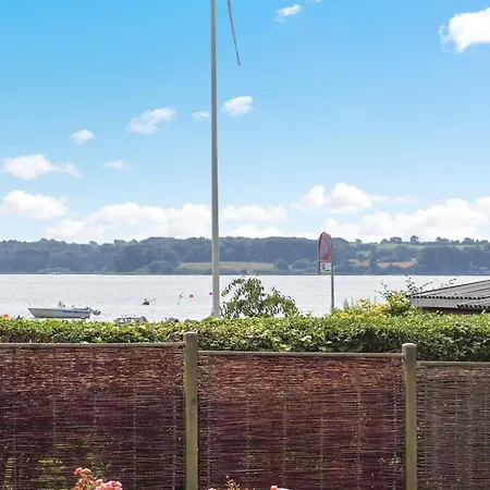 Star - 100m From The Sea By Interhome *